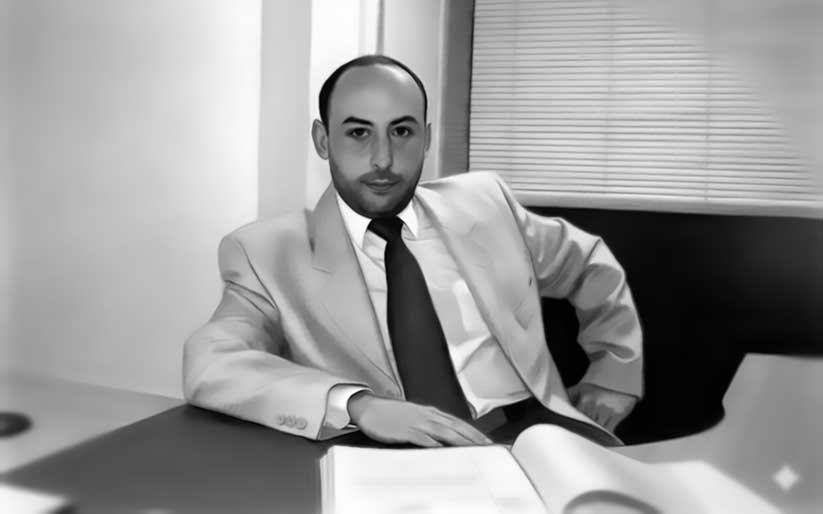 Le directeur de publication derrière son bureau